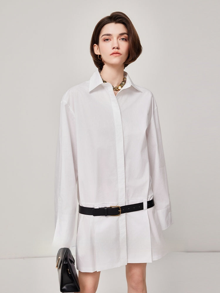 Femme portant une robe-chemise longue bleue ciel avec boutons sur le devant et col classique – modèle décontracté et élégant proposé par Luxorel