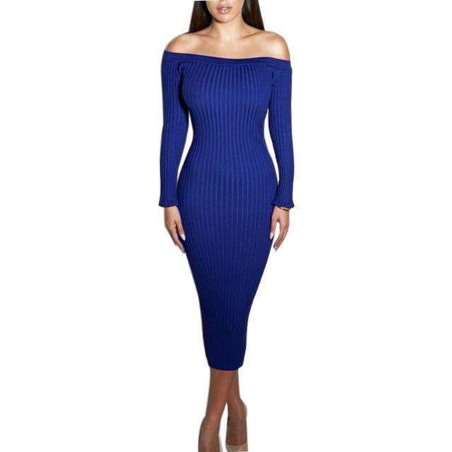 Femme portant une robe pull moulante à manches longues et col bardot, en maille côtelée extensible – modèle disponible en bleu, rouge, gris, marron et noir chez Luxorel