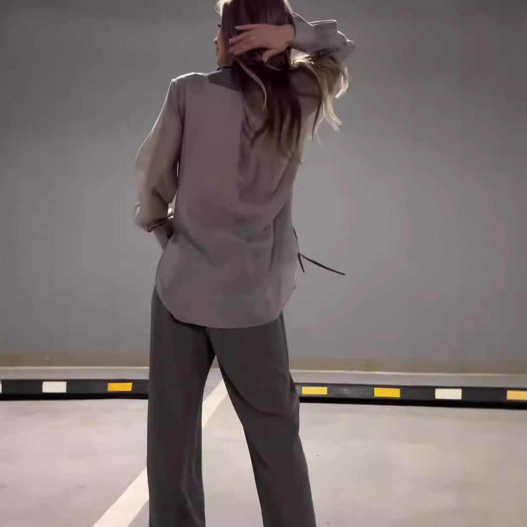 Femme portant un ensemble composé d’un pantalon fluide et d’une chemise oversize assortie, style minimaliste chic – disponible en beige et gris chez Luxorel