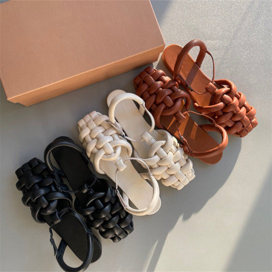 Sandales plates femme avec brides larges tressées façon chaîne en cir d'agneau, disponibles en noir, blanc, camel et crème – design original et tendance, modèle été signé Beloreva