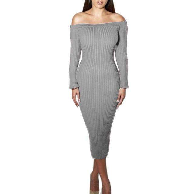 Femme portant une robe pull moulante à manches longues et col bardot, en maille côtelée extensible – modèle disponible en bleu, rouge, gris, marron et noir chez Luxorel