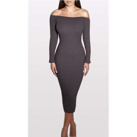 Femme portant une robe pull moulante à manches longues et col bardot, en maille côtelée extensible – modèle disponible en bleu, rouge, gris, marron et noir chez Luxorel