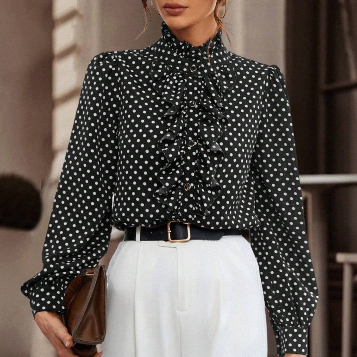 Femme portant une chemise noire élégante à manches longues, col lavallière noué et coupe fluide – modèle sophistiqué et féminin proposé par Luxorel