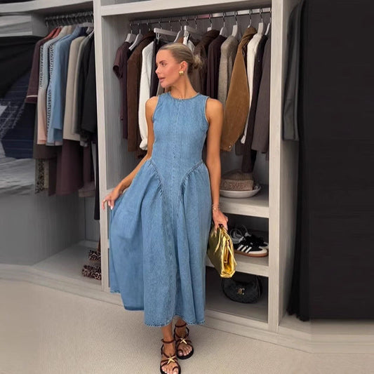 Femme portant une robe longue en jean bleu clair sans manches, dos nu et lacée à l’arrière – modèle estival élégant et casual signé Luxorel
