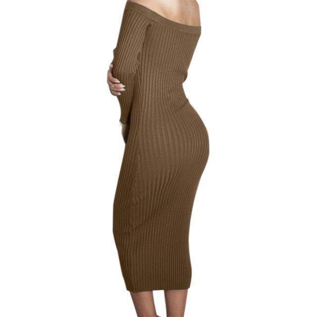 Femme portant une robe pull moulante à manches longues et col bardot, en maille côtelée extensible – modèle disponible en bleu, rouge, gris, marron et noir chez Luxorel
