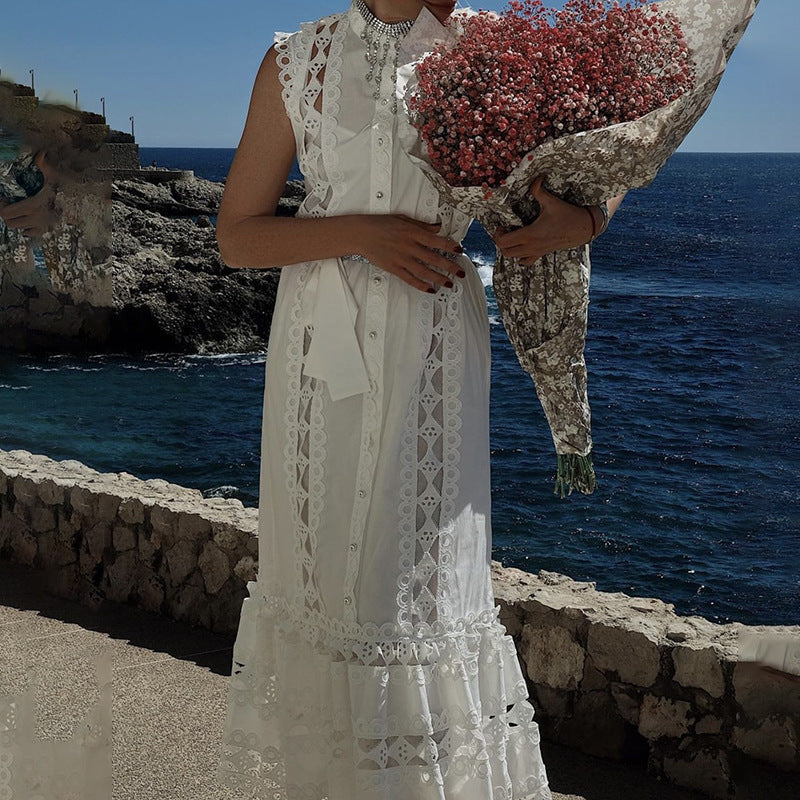 Femme portant une robe bleue brodée à taille haute, avec jupe fluide et finitions délicates – élégance raffinée signée Luxorel