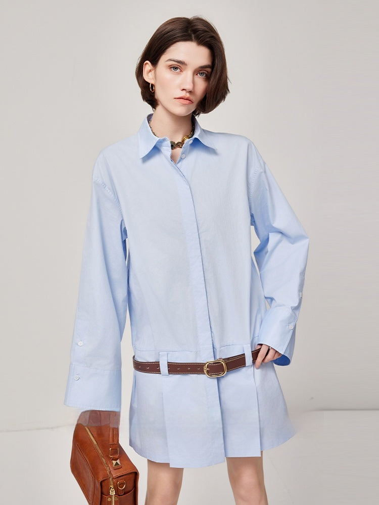 Femme portant une robe-chemise longue bleue ciel avec boutons sur le devant et col classique – modèle décontracté et élégant proposé par Luxorel