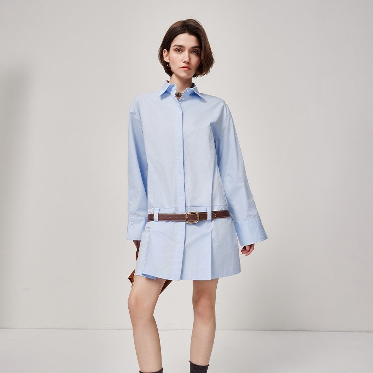 Femme portant une robe-chemise longue bleue ciel avec boutons sur le devant et col classique – modèle décontracté et élégant proposé par Luxorel