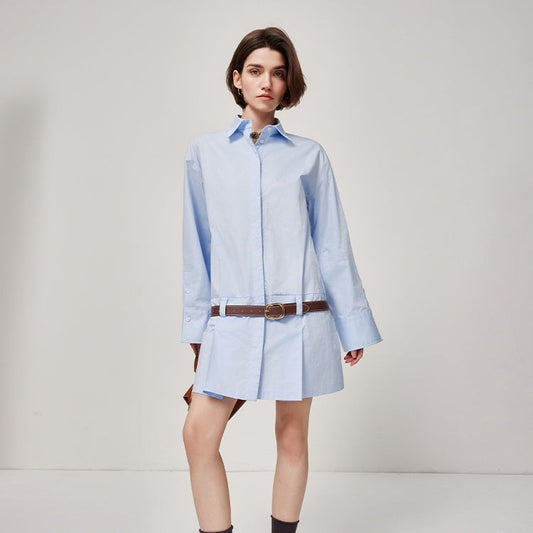 Femme portant une robe-chemise longue bleue ciel avec boutons sur le devant et col classique – modèle décontracté et élégant proposé par Luxorel