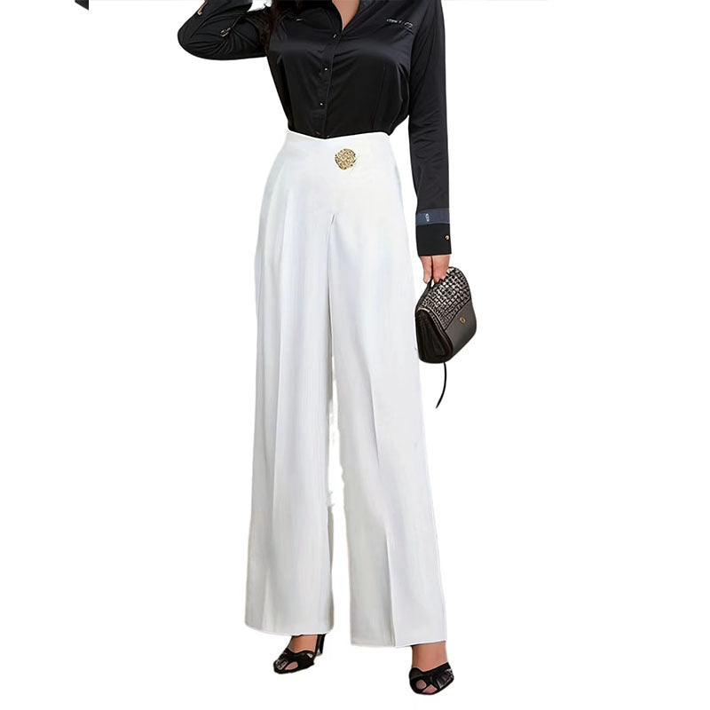 Femme portant un pantalon uni blanc à taille haute avec jambes larges fluides – style chic et épuré disponible chez Luxorel
