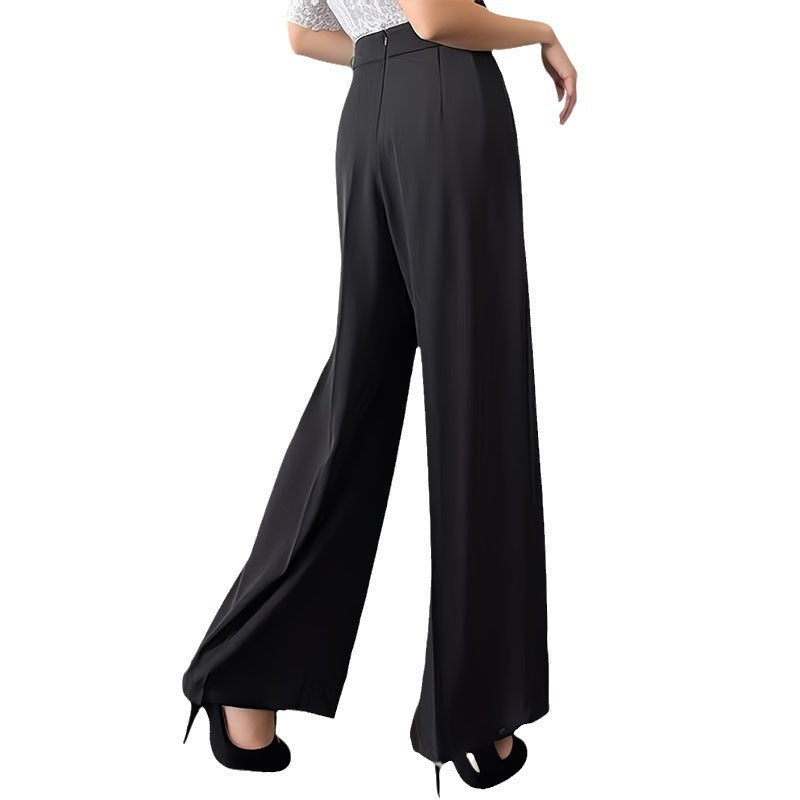 Femme portant un pantalon uni blanc à taille haute avec jambes larges fluides – style chic et épuré disponible chez Luxorel