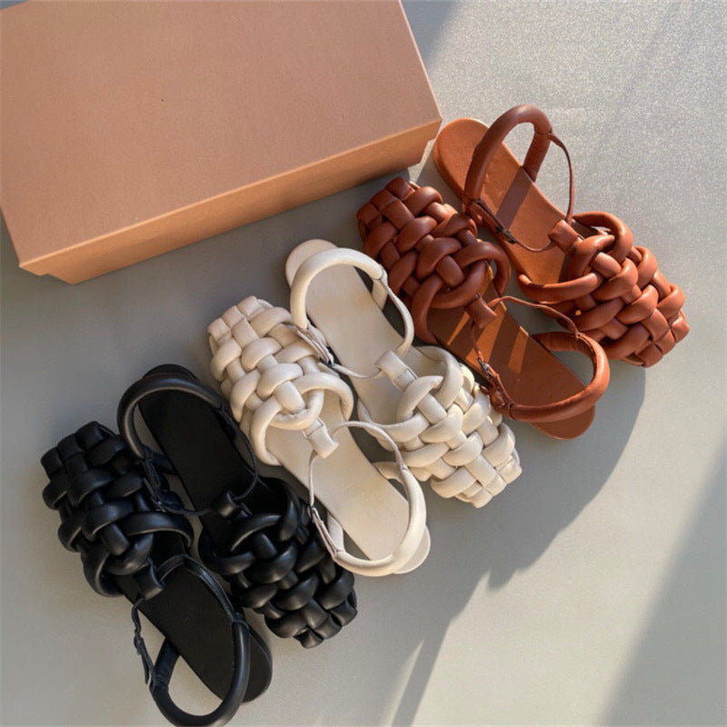 Sandales plates femme avec brides larges tressées façon chaîne en cir d'agneau, disponibles en noir, blanc, camel et crème – design original et tendance, modèle été signé Beloreva