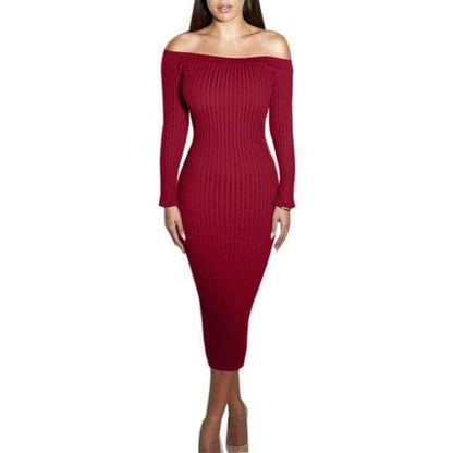 Femme portant une robe pull moulante à manches longues et col bardot, en maille côtelée extensible – modèle disponible en bleu, rouge, gris, marron et noir chez Luxorel