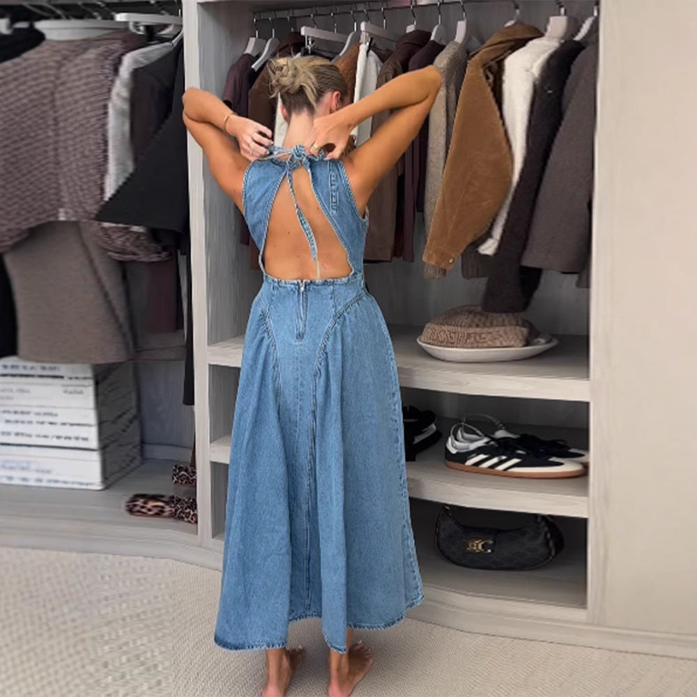 Femme portant une robe longue en jean bleu clair sans manches, dos nu et lacée à l’arrière – modèle estival élégant et casual signé Luxorel