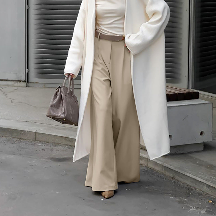 Femme portant un pantalon fluide beige taille haute à coupe ample – modèle élégant et décontracté pour un style urbain moderne chez Luxorel