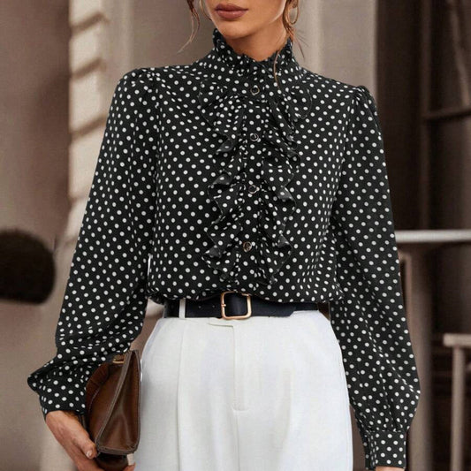 Femme portant une chemise noire élégante à manches longues, col lavallière noué et coupe fluide – modèle sophistiqué et féminin proposé par Luxorel