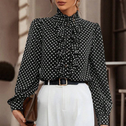 Femme portant une chemise noire élégante à manches longues, col lavallière noué et coupe fluide – modèle sophistiqué et féminin proposé par Luxorel

