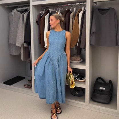 Femme portant une robe longue en jean bleu clair sans manches, dos nu et lacée à l’arrière – modèle estival élégant et casual signé Luxorel