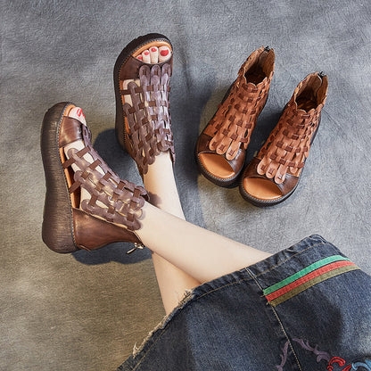 Femme portant des sandales montantes en cuir marron tressé, bout ouvert et semelle confortable – modèle artisanal et tendance proposé par Beloreva