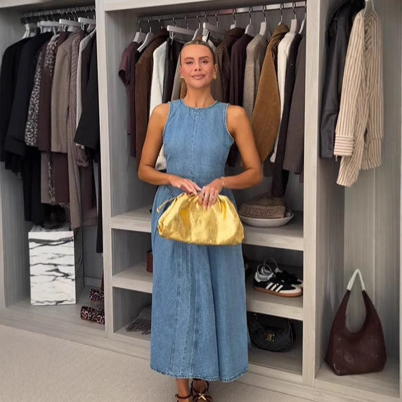 Femme portant une robe longue en jean bleu clair sans manches, dos nu et lacée à l’arrière – modèle estival élégant et casual signé Luxorel