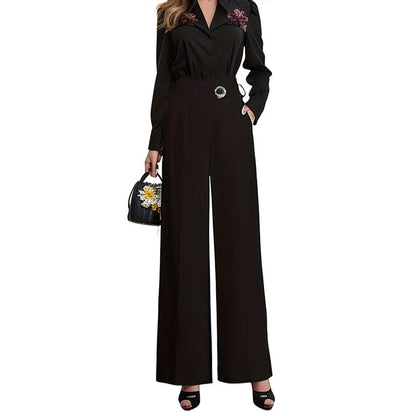 Femme portant un pantalon uni blanc à taille haute avec jambes larges fluides – style chic et épuré disponible chez Luxorel