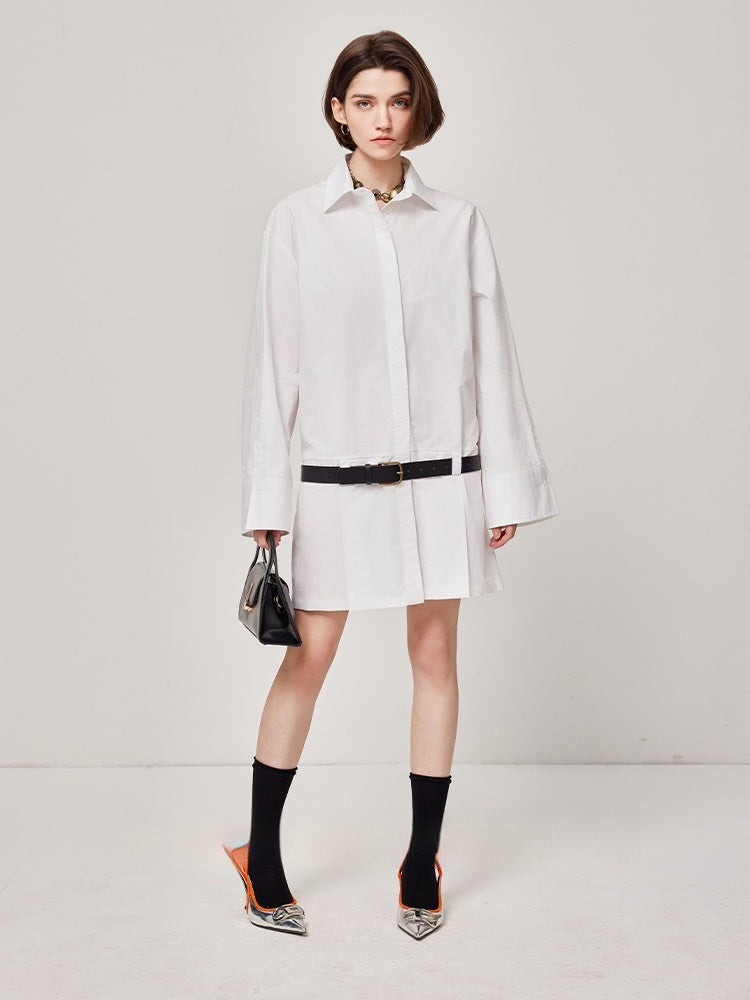 Femme portant une robe-chemise longue bleue ciel avec boutons sur le devant et col classique – modèle décontracté et élégant proposé par Luxorel