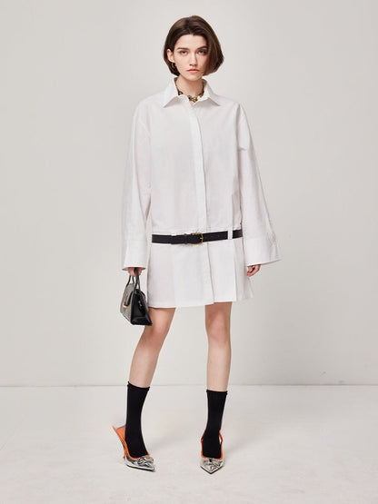 Femme portant une robe-chemise longue bleue ciel avec boutons sur le devant et col classique – modèle décontracté et élégant proposé par Luxorel