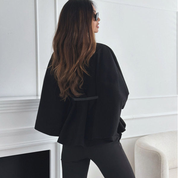 Cape noire ceinturée automne hiver – disponible chez Beloreva