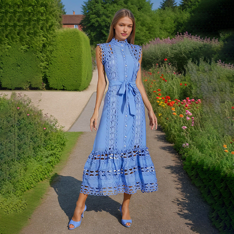 Femme portant une robe bleue brodée à taille haute, avec jupe fluide et finitions délicates – élégance raffinée signée Luxorel