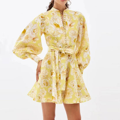 Femme portant une robe courte évasée jaune à fleurs, avec ceinture à nouer – style décontracté et estival proposé par Luxorel