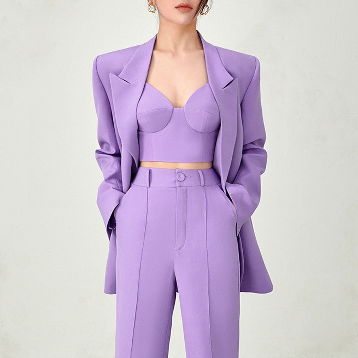 Femme portant un ensemble fuchsia 3 pièces composé d’un blazer oversize, d’un gilet et d’un pantalon droit – tenue stylée et moderne disponible chez Luxorel