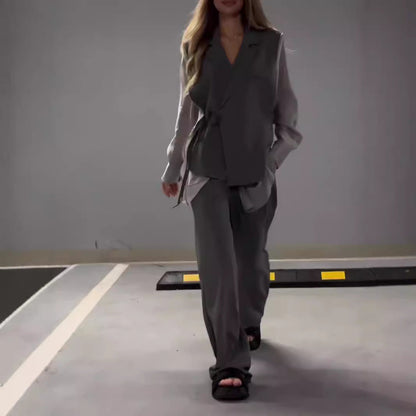 Femme portant un ensemble composé d’un pantalon fluide et d’une chemise oversize assortie, style minimaliste chic – disponible en beige et gris chez Luxorel

