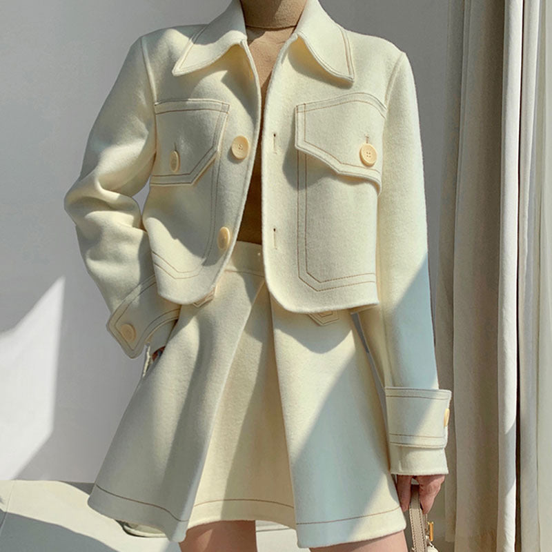 Ensemble blanc structuré – Veste courte & jupe chic à plis