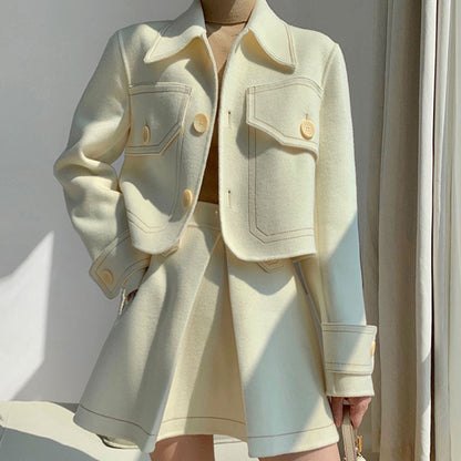 Ensemble blanc structuré – Veste courte & jupe chic à plis