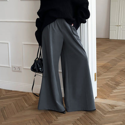 Femme portant un pantalon fluide beige taille haute à coupe ample – modèle élégant et décontracté pour un style urbain moderne chez Luxorel