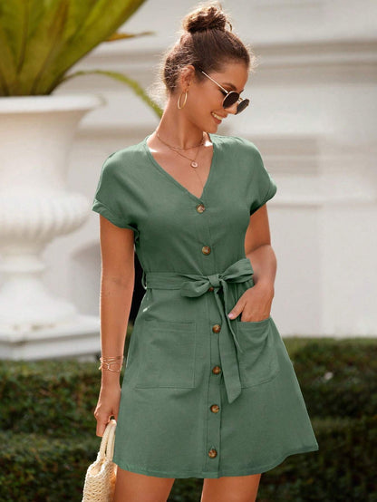 Robe courte à boutons et poches pratiques