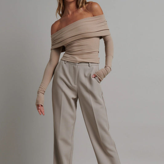 Femme portant un haut moulant à col bardot drapé et manches longues, disponible en noir et beige – modèle chic et féminin proposé par Luxorel