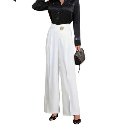 Femme portant un pantalon uni blanc à taille haute avec jambes larges fluides – style chic et épuré disponible chez Luxorel